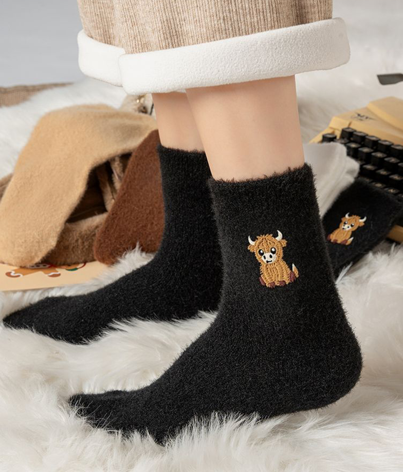 🎁New Year Special Deals £9.99!!⚡Buy 1 Get 3 Pairs⚡50K+ SOLD!💖Women's Cute Warm Highland Cow Embroidered Plush Socks