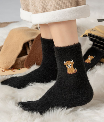 🎁New Year Special Deals £9.99!!⚡Buy 1 Get 3 Pairs⚡50K+ SOLD!💖Women's Cute Warm Highland Cow Embroidered Plush Socks